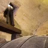 ... la vasca di conferimento del mosto inserita nella gi� citata bocca di lupo che la collega con la corte esterna